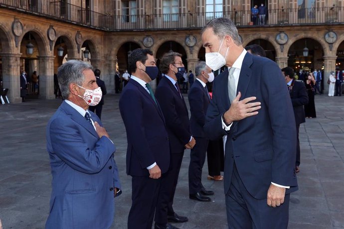 Archivo - Revilla con el Rey en la Conferencia de Presidentes en Salamanca. Archivo