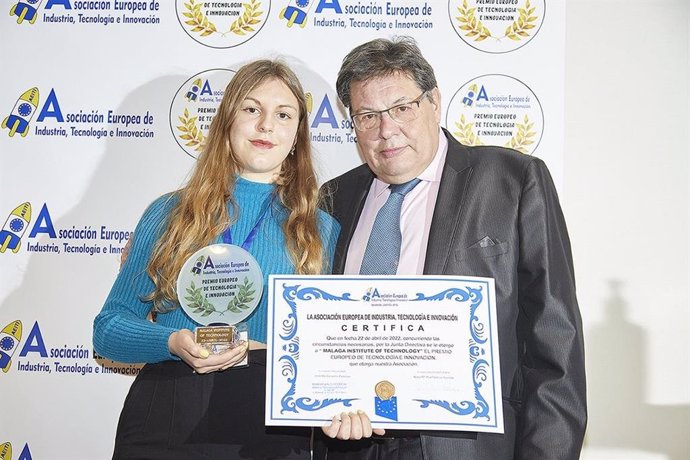 Monica Santos, representando al MIT Malaga con el presidente de AEITI