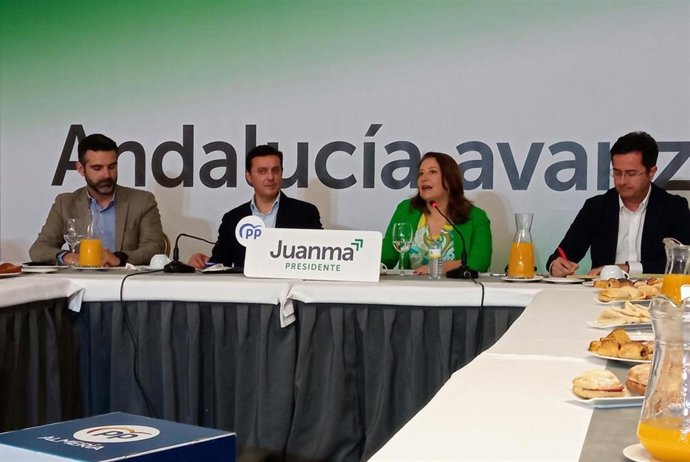 Los representantes del PP de Almería Ramón Fernández-Pacheco, Javier Aureliano García, Carmen Crespo y Francisco Góngora participan en un desayuno informativo.