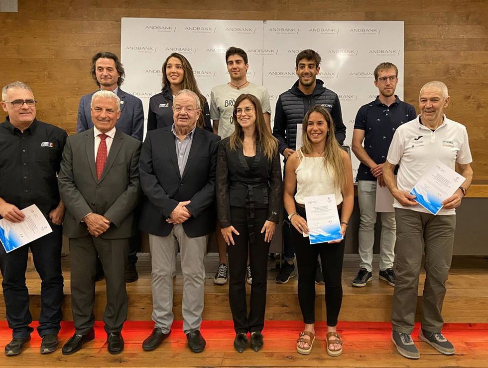 Deportistas, técnicos y responsables del COA, junto al subdirector general de banca país de Andbank y la ministra de Cultura y Deportes en el acto de entrega de diplomas de participación olímpica