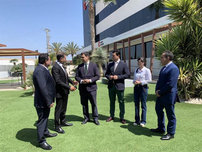 El consejero de Fomento e Infraestructuras, José Ramón Díez de Revenga, el alcalde de San Javier, José Miguel Luengo, y los responsables del Grupo Caliche durante la visita a sus instalaciones