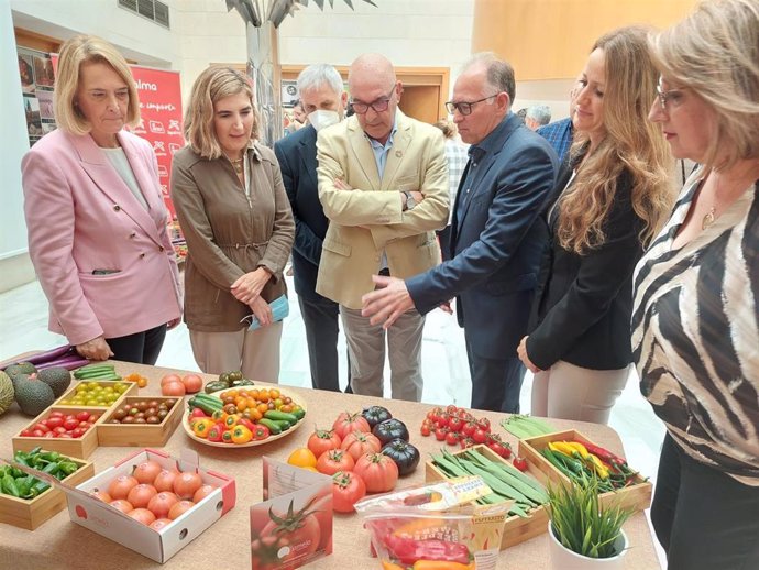 La consejera de Empleo, Formación y Trabajo, Rocío Blanco, visita en Carchuna (Granada) la sede de la cooperativa La Palma