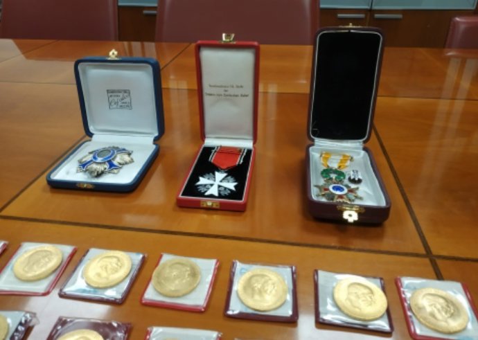 La Generalitat saca a subasta por 50.000 monedas de oro e insignias históricas de una herencia