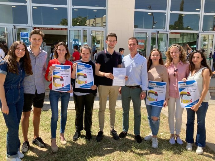 El secretario general de NNGG en Mallorca, Andreu Homar, acompañado por miembros de la formación juvenil y el presidente del PP de Mallorca, Lloren Galmés.