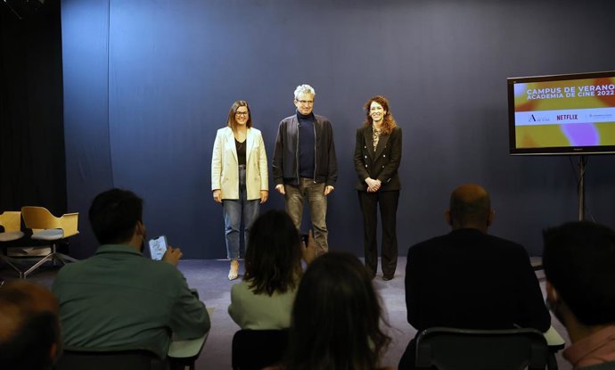 Archivo - La vicealcaldesa de Valncia, Sandra Gómez; el director de la Academia Española de Cine, Mariano Barroso, y la directora de Relaciones Institucionales de Netflix, Esperanza Ibáñez, durante la presentación del Campus de Verano