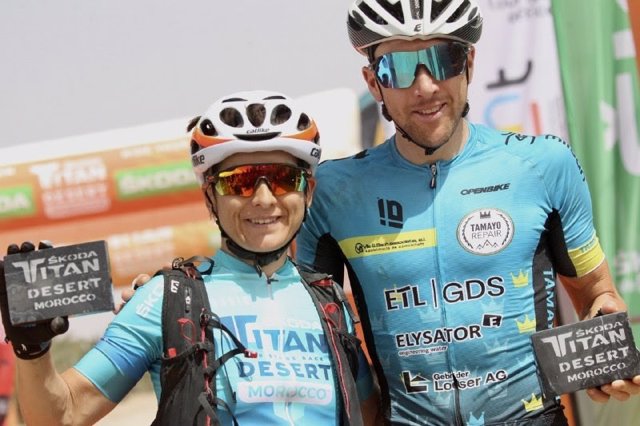 La española Anna Ramírez y el suizo Konny Looser, ganadores de la Titan Desert de 2022.