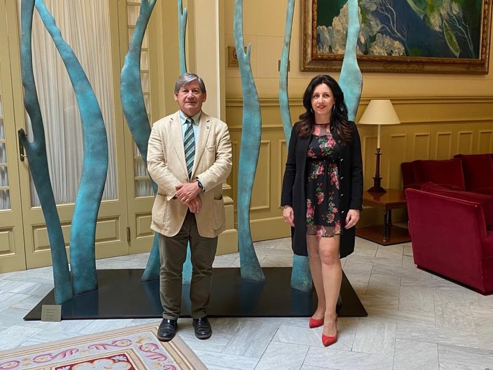 El presidente del Parlament, Vicen Thoms, y la directora de la Universidad Nacional de Educación a Distancia (UNED) de Baleares, Judit Vega.