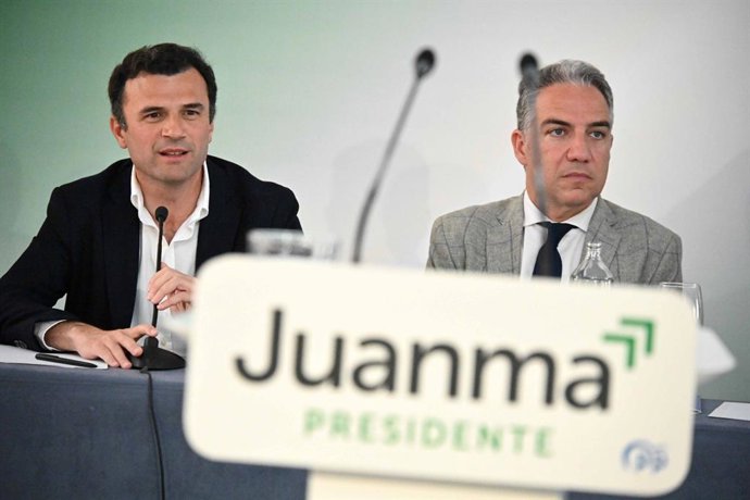 El presidente provincial del PP de Cádiz, Bruno García, y el coordinador general del PP, Elías Bendodo, en un acto en El Puerto de Santa María (Cádiz) para presentar la candidatura del PP por Cádiz en las elecciones del 19 de junio.