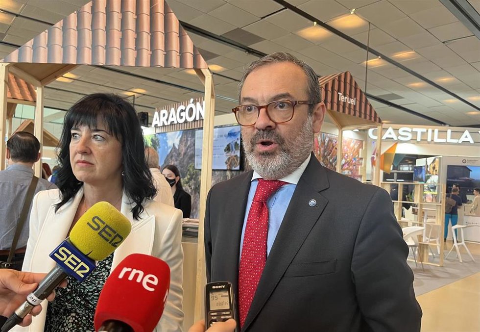 La directora general de Turismo, Gloria Pérez, y el director general de Feria de Zaragoza, Rogelio Cuairán,