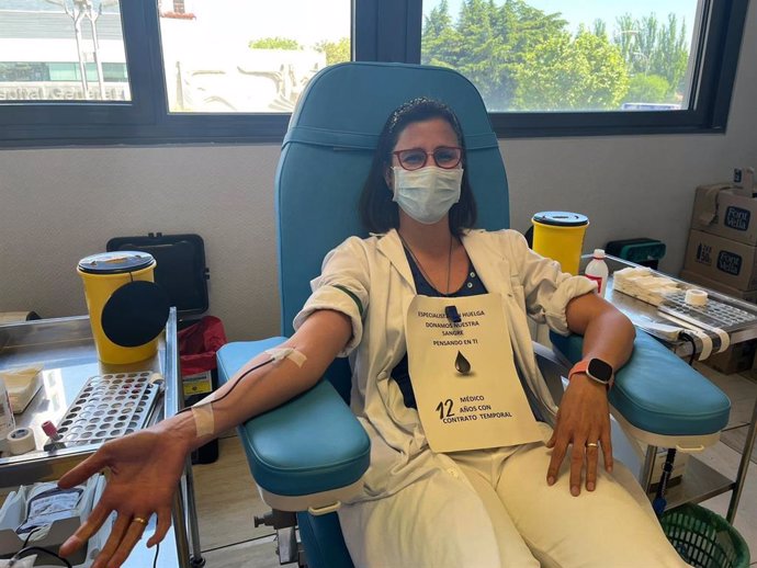Una médico dona sangre en la cuarta jornada de huelga contra la temporalidad en el Sermas