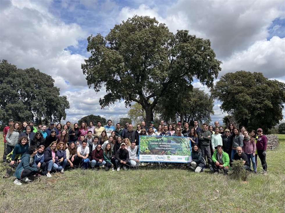 Roche Farma realiza un voluntariado con el objetivo de frenar el crecimiento de especies invasoras