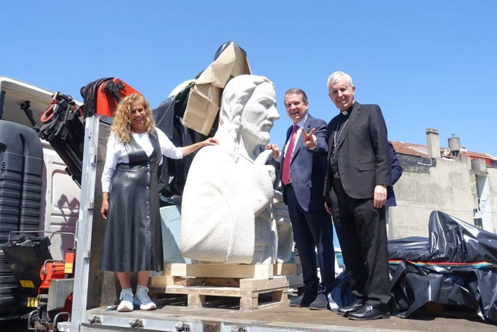 La presidenta de la Diputación de Pontevedra, Carmela Silva; el alcalde de Vigo, Abel Caballero; y el obispo de la diócesis Tui-Vigo, Luis Quinteiro, con parte de la escultura del Sagrado Corazón que se ha instalado en la ermita de A Guía.
