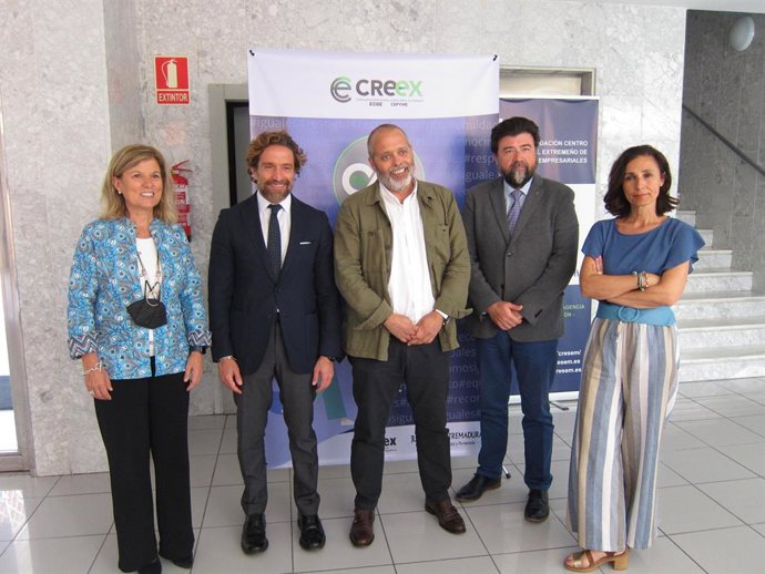 Autoridades antes de la reunión en la Creex con empresarios extremeños del sector de la automoción.