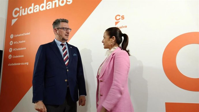 La coordinadora de Cs en Huelva,  María Ángeles Muriel, junto al delegado territorial de Igualdad, Políticas Sociales y Conciliación, Manuel Antonio Conde.