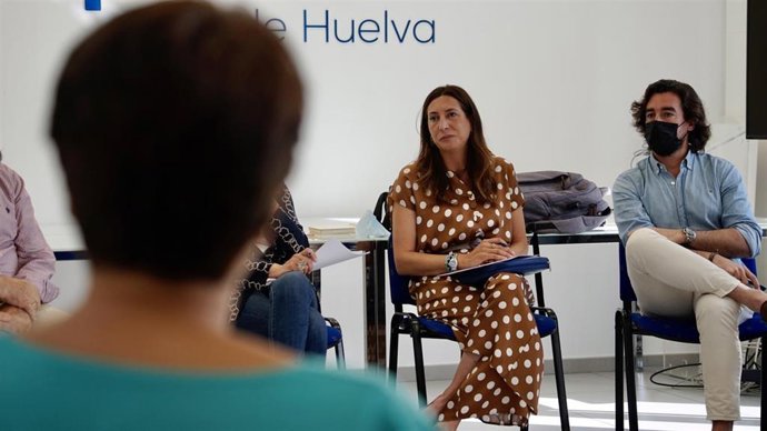 La secretaria general del PP-A durante un encuentro este viernes con asociaciones sociosanitarias de Huelva.