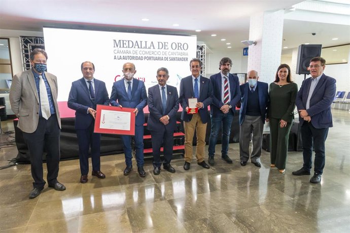 El Puerto de Santander recibe la Medalla de Oro de Cámara Cantabria