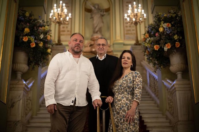 Los intérpretes Matthias Goerne y Annemarie Kremer y el director musical Josep Pons durante la presentación de la ópera Wozzeck, en el Liceu de Barcelona, a 13 de mayo de 2022, en Barcelona
