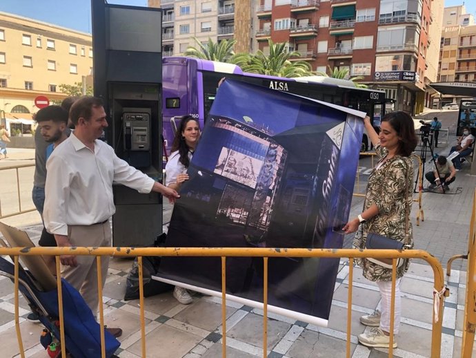 Performance fotográfica para despedir las cabinas telefónicas