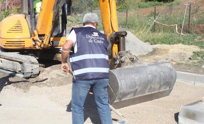 Un trabajador con un chaleco de Diputación.