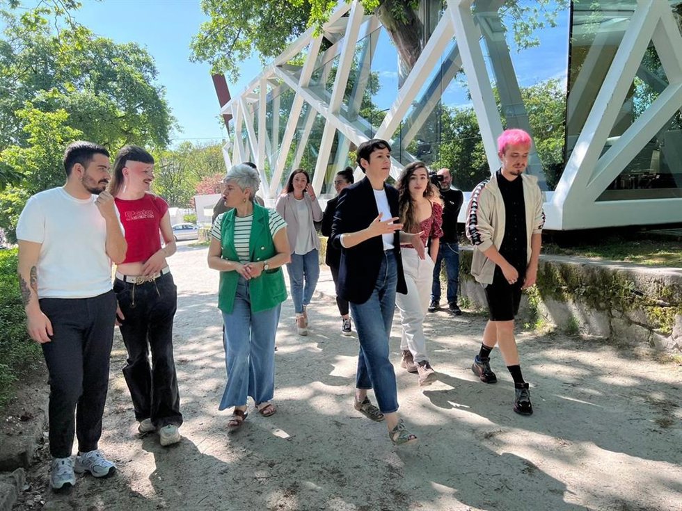 Ana Pontón, portavoz nacional del BNG, junto con Mercedes Queixas y Dani Castro, junto a miembros del ámbito tiktoker