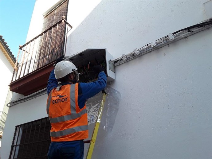 Archivo - Un operario trabaja en el sistema eléctrico de una calle.