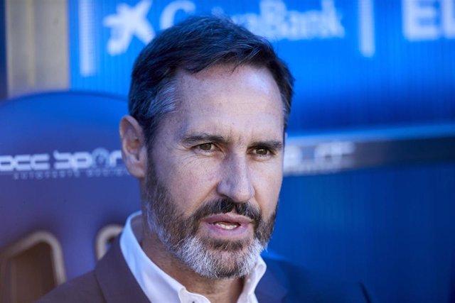 Vicente Moreno Peris, Head coach of RCD Espanyol, looks on prior the Spanish league, La Liga match between Deportivo Alaves and RCD Espanyol at Mendizorrotza on May 11, 2022, in Vitoria, Spain.