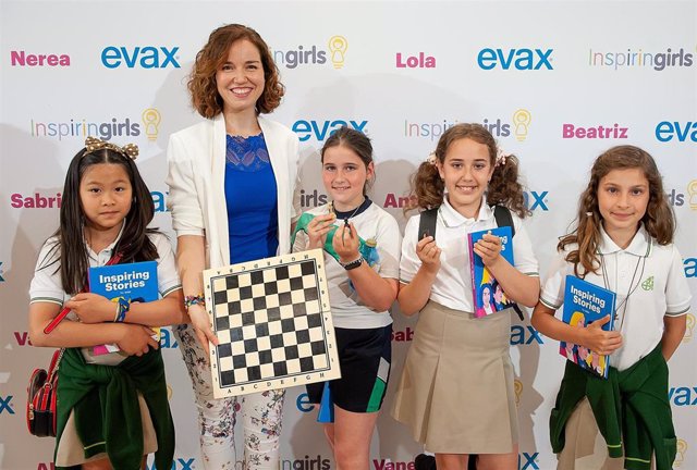 Sabrina Vega, ocho veces campeona de España de ajedrez, junto a un grupo de niñas tras un taller contra los estereotipos organizado por Evax e Inspiring Girls