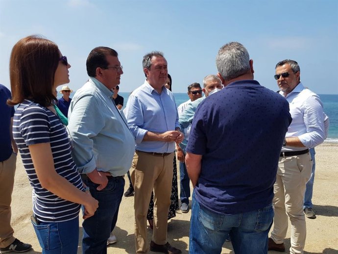 El secretario general del PSOE-A, Juan Espadas, visita la costa de Balerma (Almería).