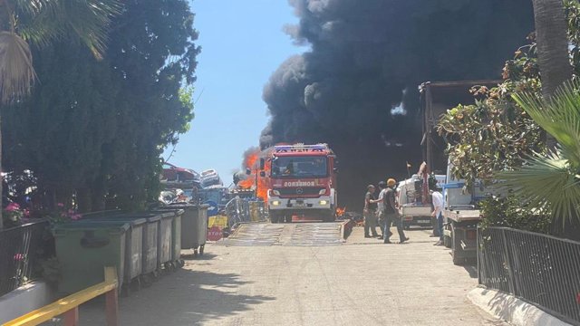 Un incendio en un desgüace en Los Ruices provoca una gran columna de humo visible