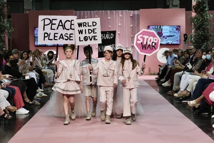 Desfile de Hortensia Maeso en Día Mágico by FIMI