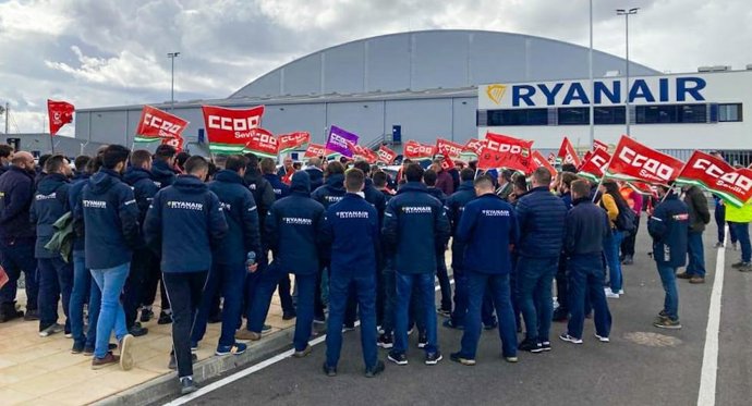 Archivo - La plantilla del hangar de Ryanair en La Rinconada ha celebrado una asamblea a las puertas de la compañía.