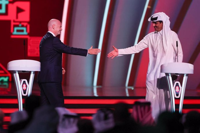 Archivo - El presidente de la FIFA, Gianni Infantino, y el Emir de Catar, Tamim bin Hamad Al Thani, en el sorteo del Mundial de Qatar 2022 en Doha.