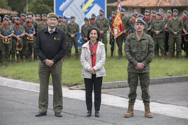 La ministra de Defensa, Margarita Robles, posa durante su visita al regimiento 'Príncipe’, en el Acuartelamiento Cabo Noval, a 13 de mayo de 2022, en Siero, Asturias (España). El Príncipe es el segundo regimiento más antiguo de Europa y el más condecorado