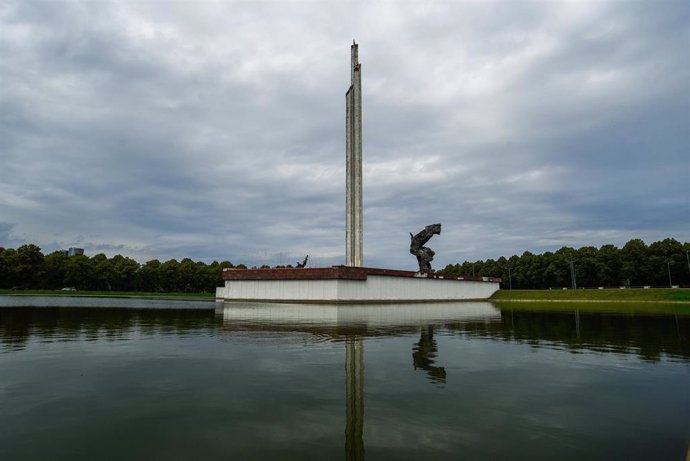 Monumento soviético en el Parque de la Victoria, en la capital de Letonia, Riga