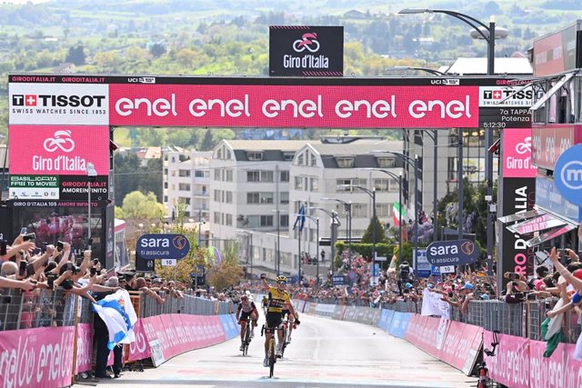 El neerlandés Koen Bouwman (Jumbo-Visma) gana la séptima etapa del Giro de Italia 2022, disputada entre Diamante y Potenza sobre 196 kilómetros