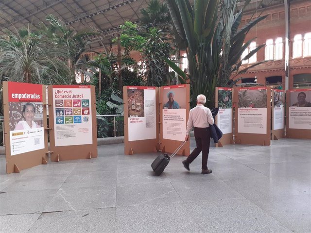 La estación Madrid Puerta de Atocha acoge la exposición "Empoderadas. Mujeres del Comercio Justo"
