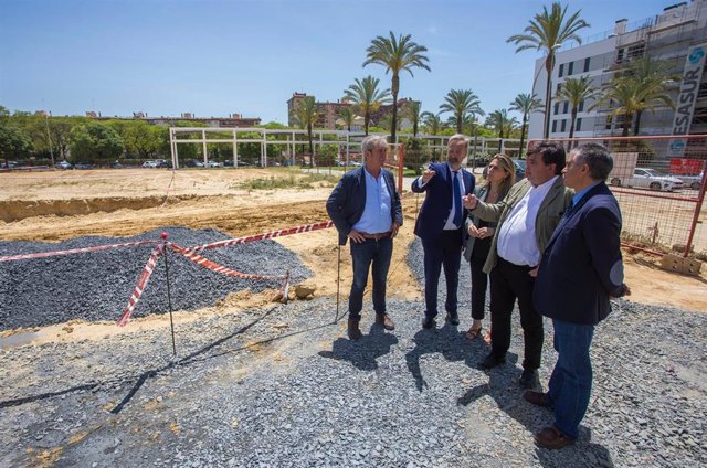 El alcalde de Huelva, Gabriel Cruz ha visitado este viernes las obras iniciadas en la urbanización de San Antonio.