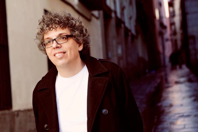 Archivo - El cantante Pedro Guerra, en imagen de archivo