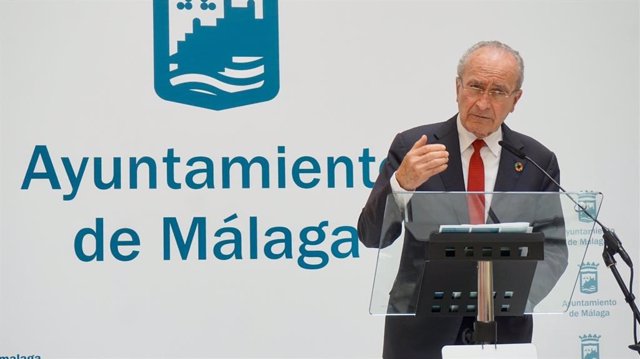 Archivo - El alcalde de Málaga, Francisco de la Torre, en una rueda de prensa