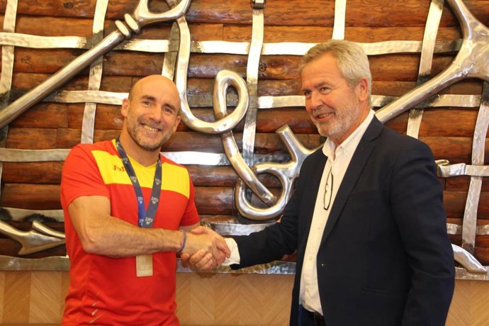 El presidente de la Autoridad Portuaria de Motril, José García Fuentes, junto al deportista José Luis López Anaya.