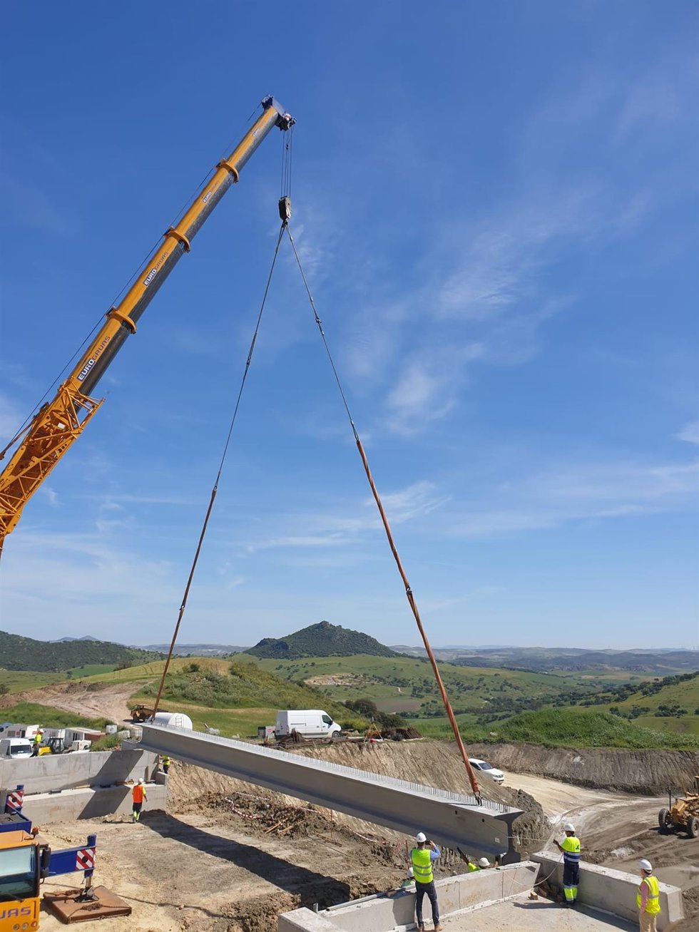 Colocación de vigas en el paso superior de la variante de Alcalá del Valle.