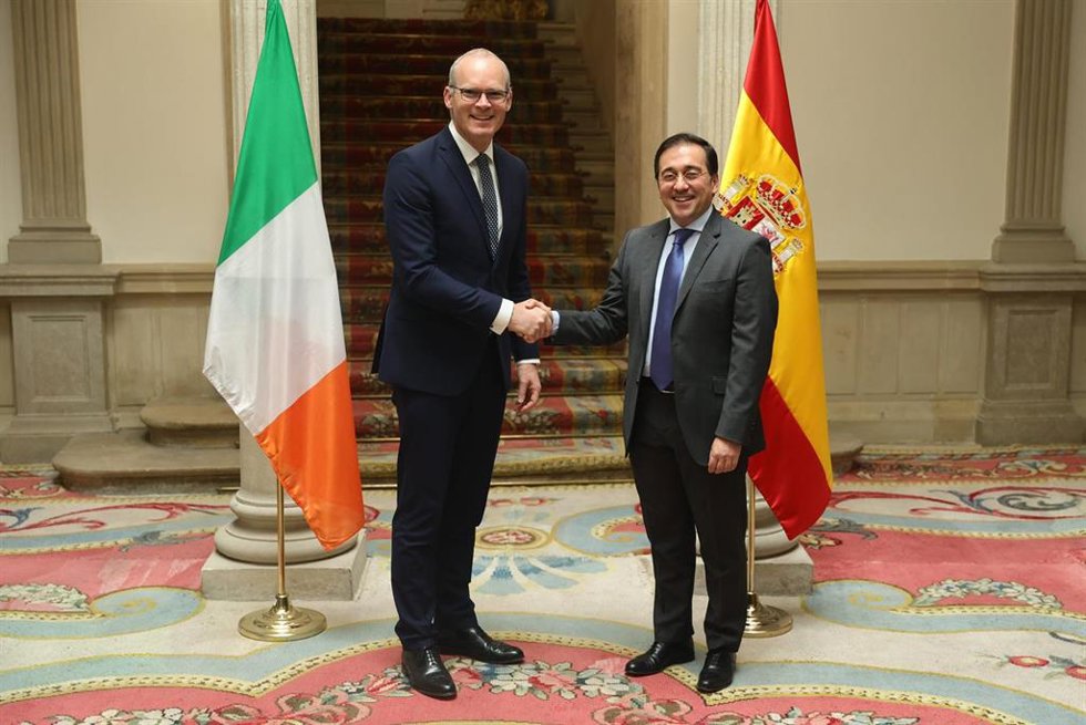 El ministro de Asuntos Exteriores y ministro de Defensa de la República de Irlanda, Simon Coveney, y el ministro de Asuntos Exteriores, Unión Europea y Cooperación, José Manuel Albares