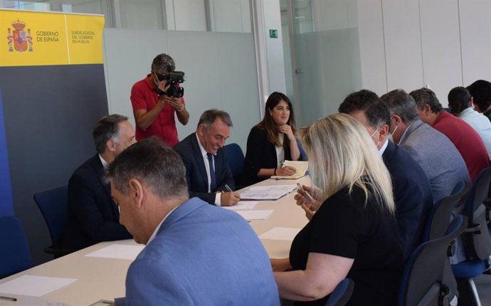 Reunión del Secretario de Estado para la Agenda 2030, Enrique Santiago, con alcaldes de los municipios afectados por asentamientos.