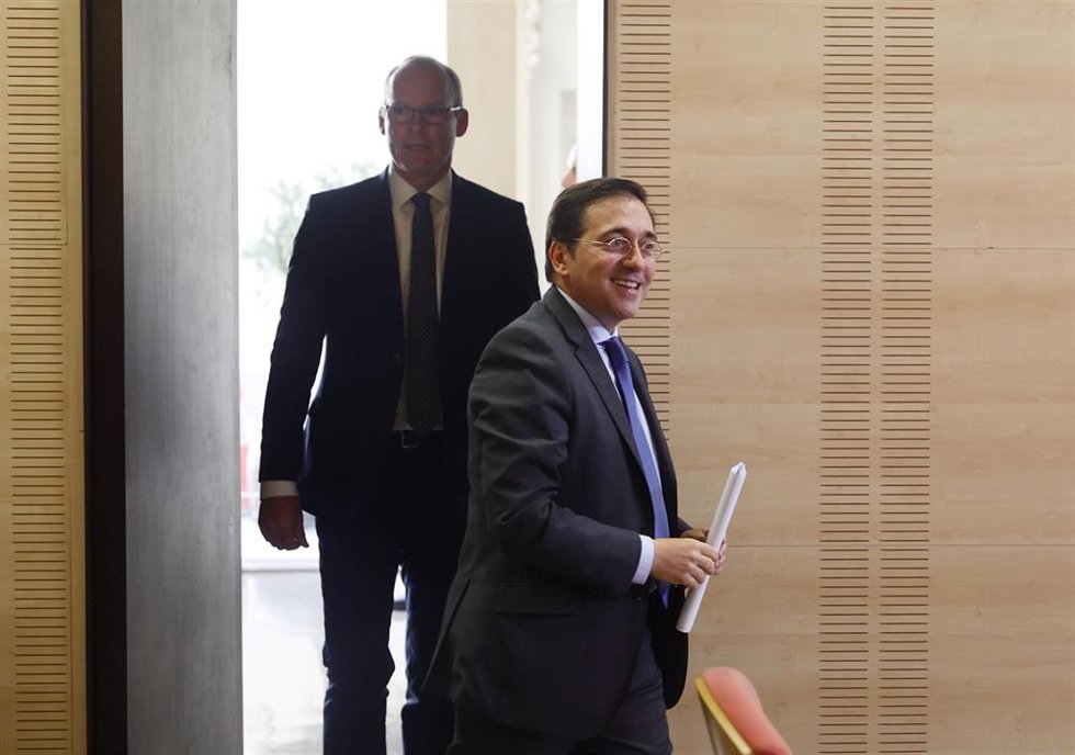 El ministro de Asuntos Exteriores,  José Manuel Albares, y su homólogo irlandés, Simon Coveney