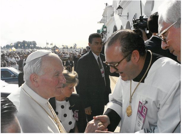 Diego Capado y el papa Juan Pablo II en El Rocío.