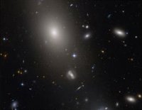 Hubble captura una elíptica gigante en la cabeza de la serpiente