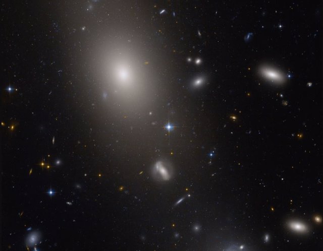 La galaxia elíptica gigante UGC 10143