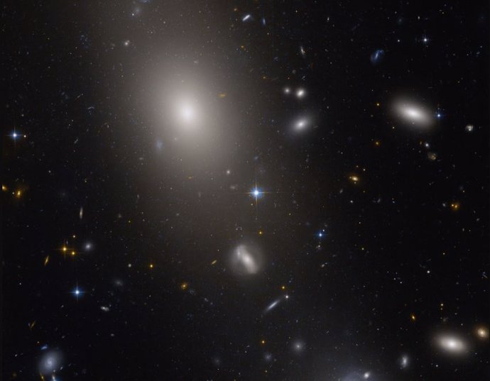 La galaxia elíptica gigante UGC 10143