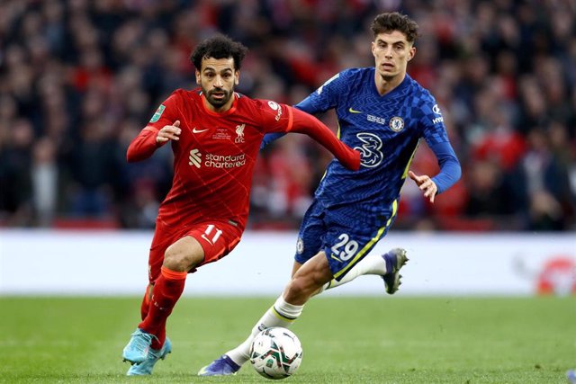 Archivo - El jugador del Liverpool Mohamed Salah (L) y el futbolista del Chelsea Kai Havertz disputan un balón en la final de la Carabao Cup en Wembley.