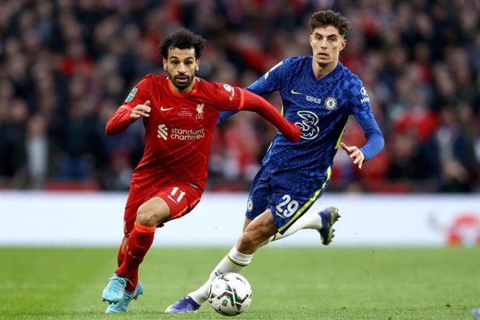 Archivo - 27 February 2022, United Kingdom, London: Liverpool's Mohamed Salah (L) and Chelsea's Kai Havertz battle for the ball during the English Carabao Cup final soccer match between Chelsea and Liverpool at Wembley Stadium. Photo: Paul Terry/CSM via
